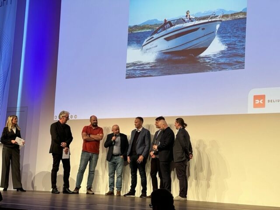 Henrik Askvik med Askeladden teamet mottok prisen 'Årets Motobåt i Europa' for Askeladden C78 Cruiser på Boot i Düsselforf i går kveld.