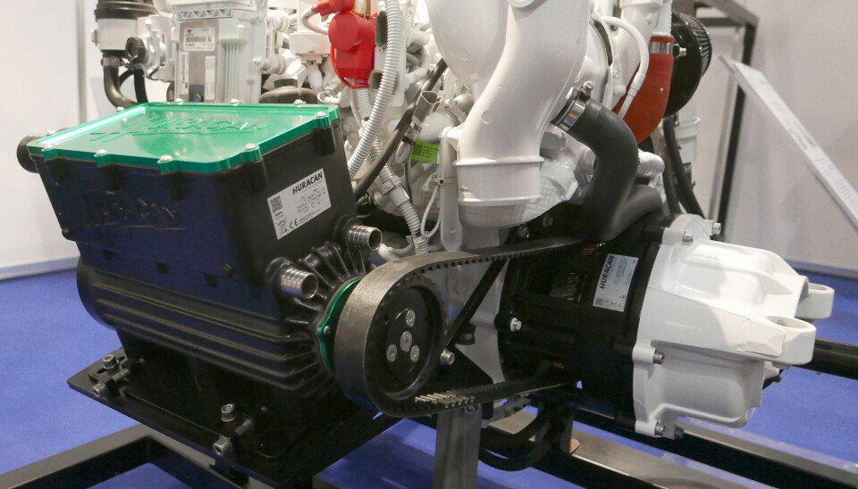 HYRBID: Huracans el-motor montert på en Mercury Diesel 3.0L Vi ser her motoren og drivreimen som går til clutch-systemet (i svart lakk).