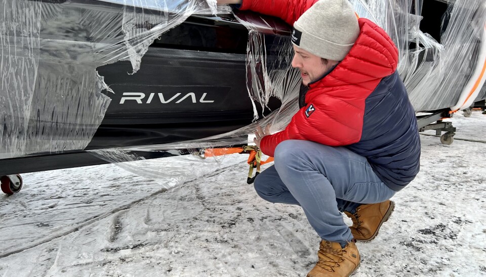 NYTT MERKE: Christoffer Stulen Karlsen i Nordmar Båt AS på Herre i pakker forventningsfullt ut den første RIB-leveransen fra Egypt.