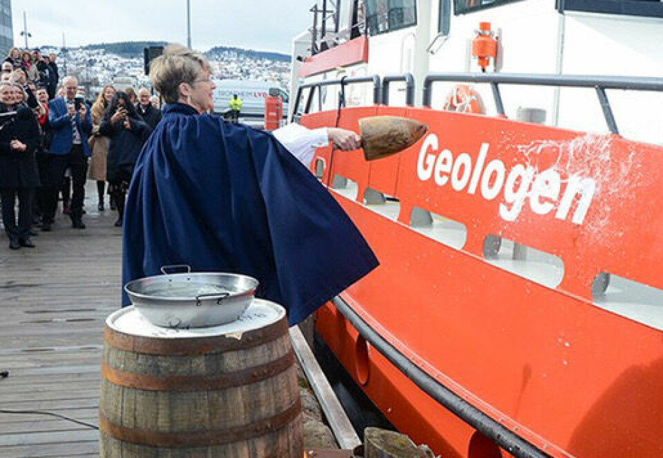 SJØVANN: NGUs direktør, May Britt Myhr, døpte skipet ved å kaste sjøvann over baugen.