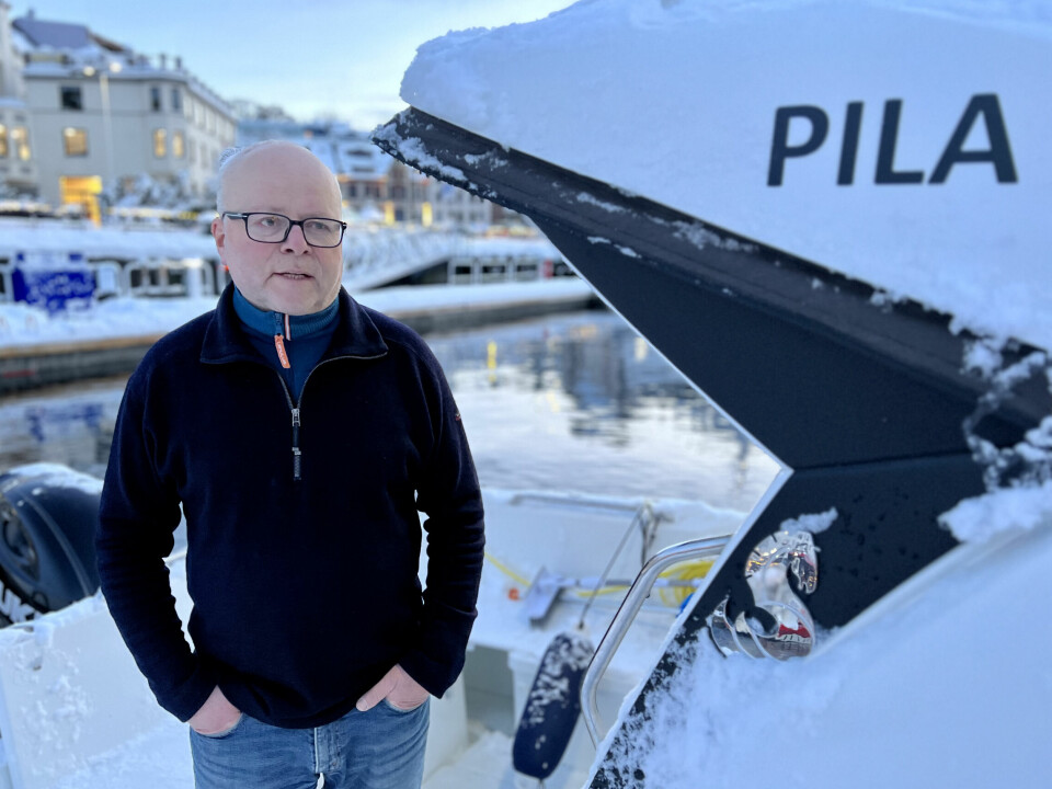 VINTER: Hans-Petter trosset en snøtung desemberdag og tok imot Båtmagasinet ombord i «Pila» i Ålesund.