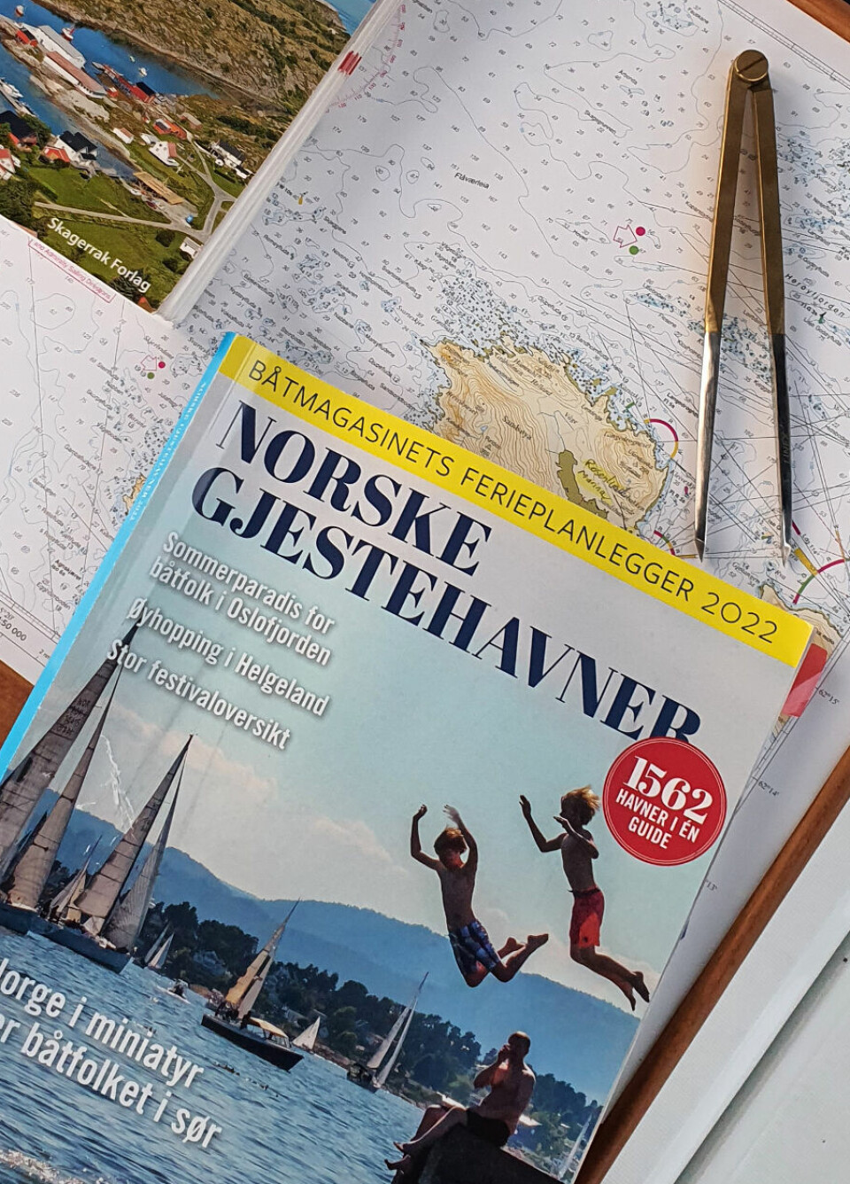 PLANLEGGING: – Båtmagasinets «Norske gjestehavner» er et must i planleggingen, mener Hans-Petter Sandseth.
