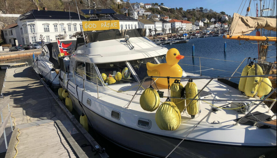 GOD PÅSKE: Med kanskje årets mest pyntede påskebåt ønsker Tormod Beichmann og hans mannskap riktig god båtpåske. Foto: Privat.