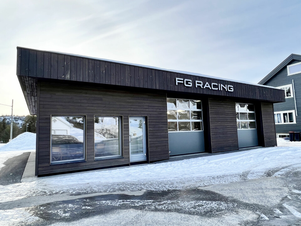 LANGT FRA SJØEN: Minoren får nytt liv i FG Racings flotte garasjeanlegg på Høydalsmo i dypet av Telemark.