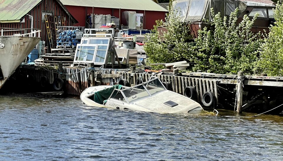 EIERLØSE: Båter som er etterlatt uten tilsyn og uten identifiserbar eier har blitt et sikkert vårtegn. Denne snekka lå i Porsgrunnselva.