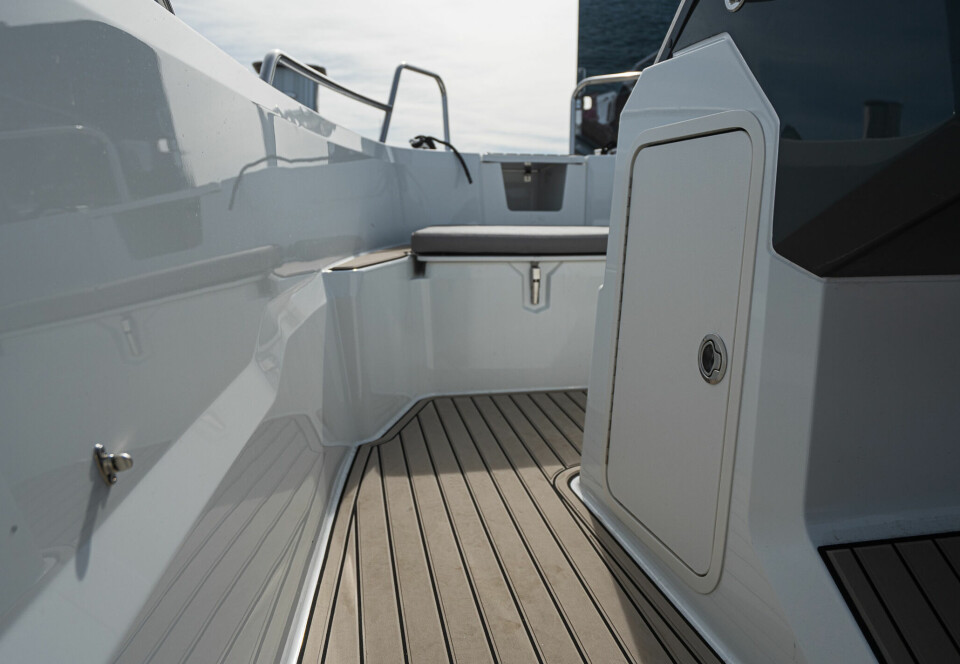 ASYMMETRISK: Ved å trekke styrekonsollen godt til styrbord blir det lett å bevege seg rundt i båten.
