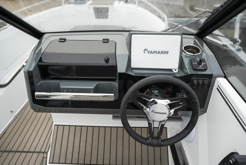 GODT UTSTYRT: Yamarin leverer båten med navigasjonspakke og Yamahas digitale kontrollpaneler.