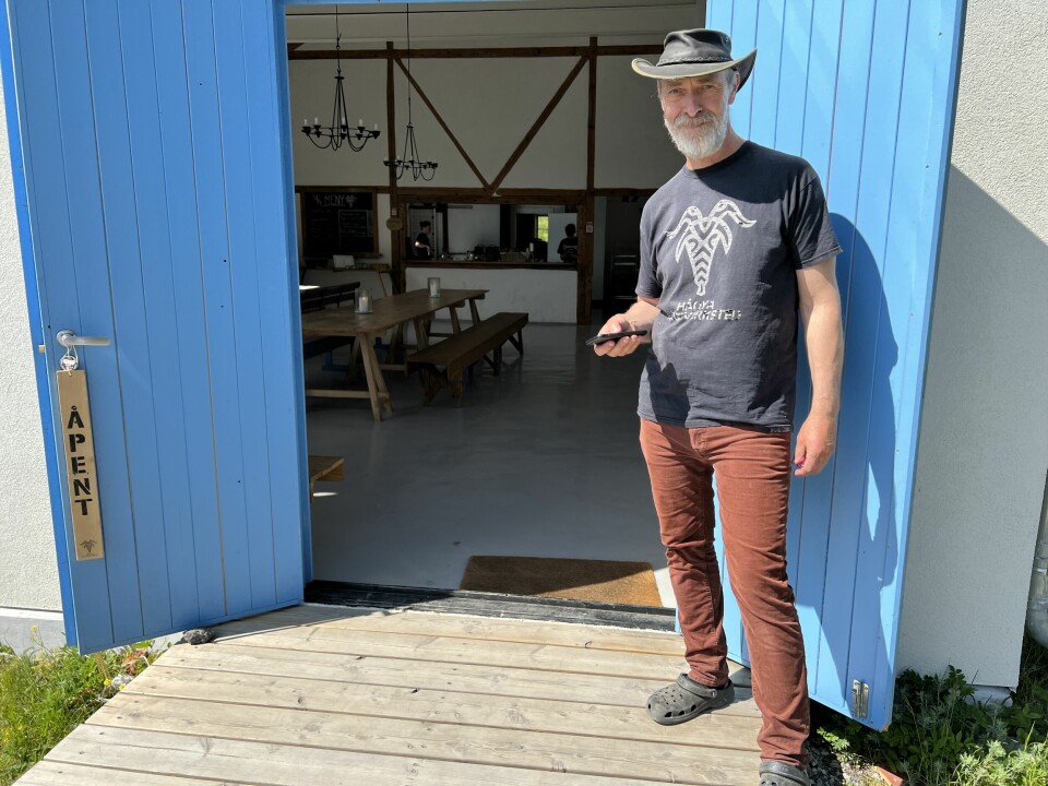 Geitebond Helge Haugen har åpnet kafé med kortreist mat i Tåjebukta på Håøya.