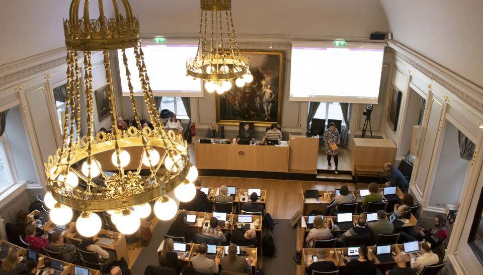 ALL MAKT I DENNE SAL? Bergen har parlamentarisme og bystyret utpeker et styrende byråd. I lang tid har dette i praksis vært et mindretallsbyråd, og det har både vanket mistillitsforslag og kabinettspørsmål ettersom bystyret også er delt etter saker som ikke følger de vanlige 'høyre/venstre-linjene'. I tillegg har flere partigrupper skiftet navn eller nærmest gått i oppløsning i perioden grunnet utmeldinger, eksklusjoner og partibytter. ALL MAKT I DENNE SAL? Bergen har parlamentarisme og bystyret utpeker et styrende byråd. I lang tid har dette i praksis vært et mindretallsbyråd, og det har både vanket mistillitsforslag og kabinettspørsmål ettersom bystyret også er delt etter saker som ikke følger de vanlige 'høyre/venstre-linjene'. I tillegg har flere partigrupper skiftet navn eller nærmest gått i oppløsning i perioden grunnet utmeldinger, eksklusjoner og partibytter.