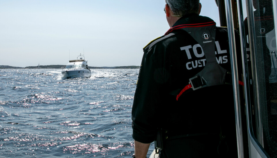 SJEKKER TRAFIKKEN: Under årets pinseaksjon kontrollerte Tolletaten rundt 100 båter i samarbeid med Kystvakten. På bildet førsteinspektør Per Magne Solberg.