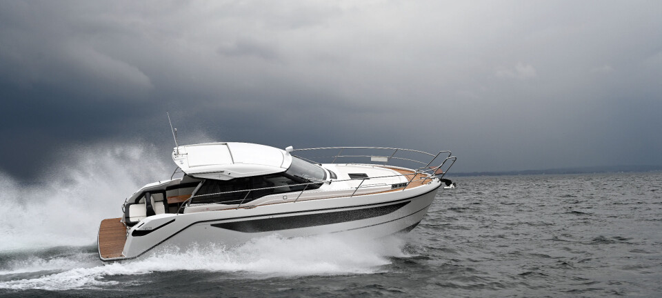 Test av Bavaria SR33: Lillesøster med plass til hele familien