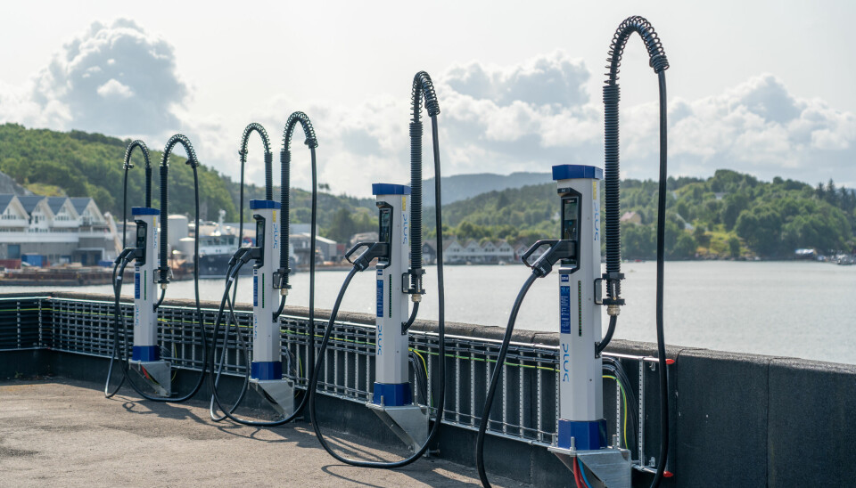 BIL OG BÅT: Laderne på Storebø kan levere strøm både til biler og båter.