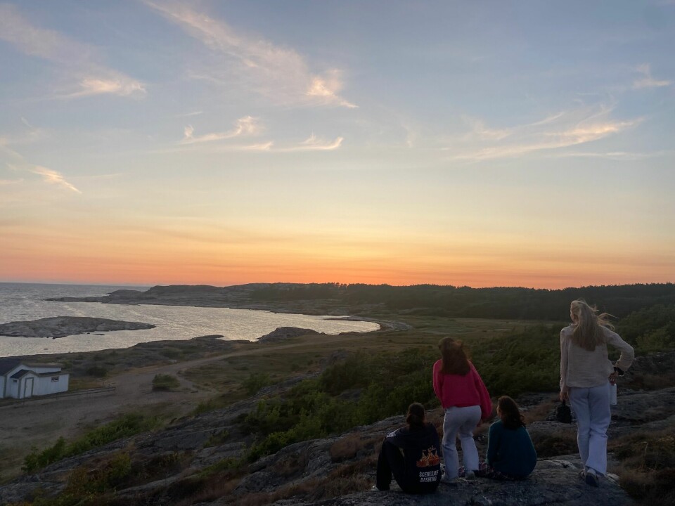 IDYLL: Jentene samles for å nyte solnedgangen på Nord-Koster.