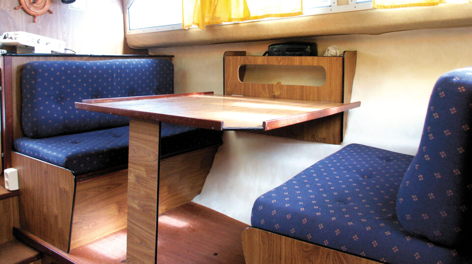 Sitteplassen under dekk kan omgjøres til dobbeltkøye.