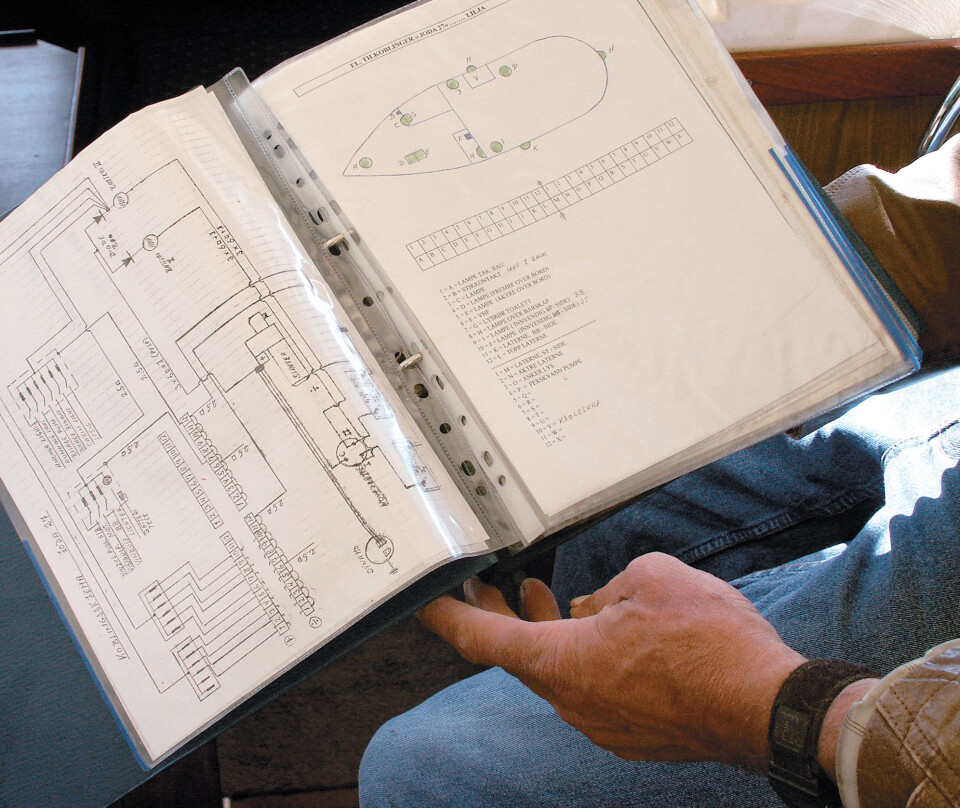 Forrige eier bygde båten opp fra halvfabrikata og laget en oversiktlig manual.