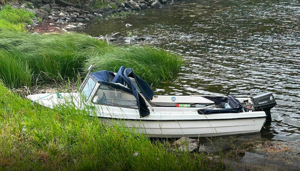 BPÅTFUNN: Denne båten ble funnet med motoren i gang ved Aspøya i Tingvoll kommune.