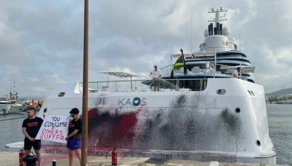Kilima-aktivister sprayet superyachten Kaos mens den lå til kai i Ibiza.