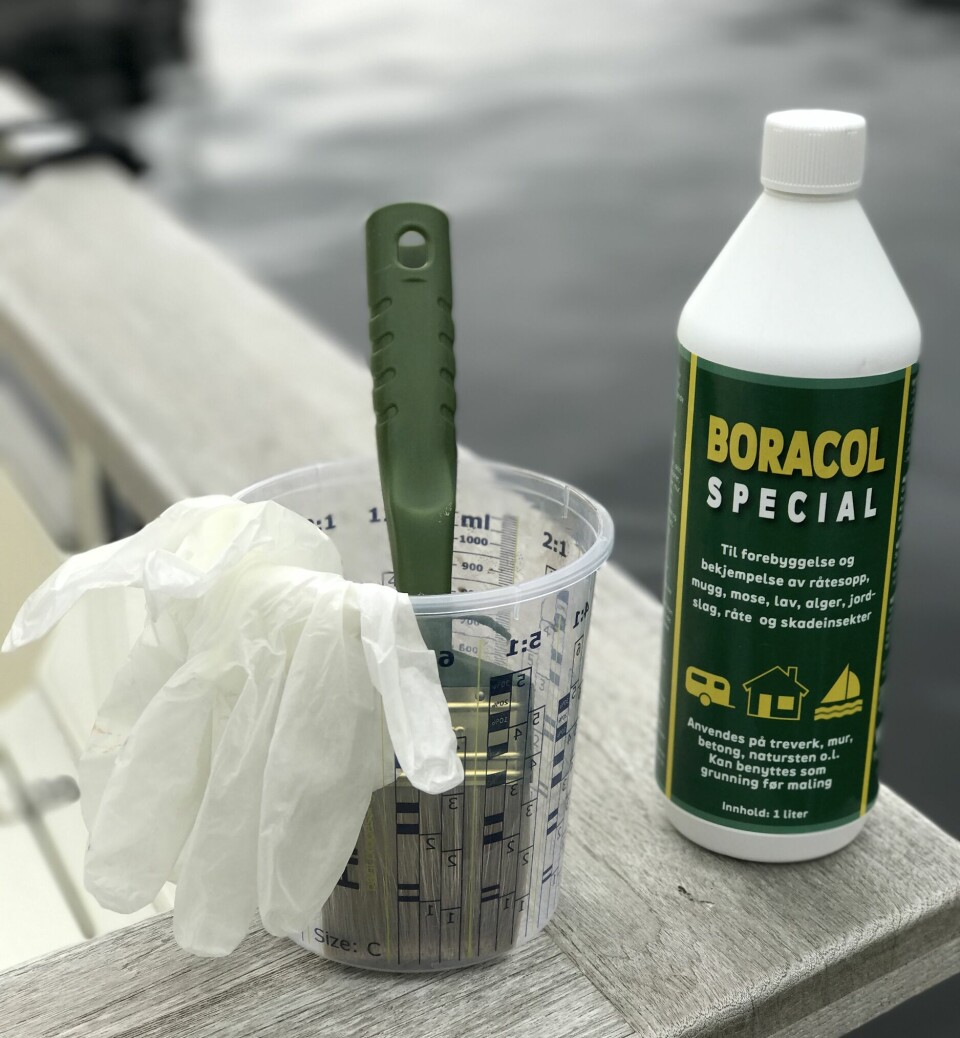 BEVARE: Boracol er en soppdreper som bevarer teaken grå. Vær varsom med bruk av syrebaserte rengjøringsprodukter.