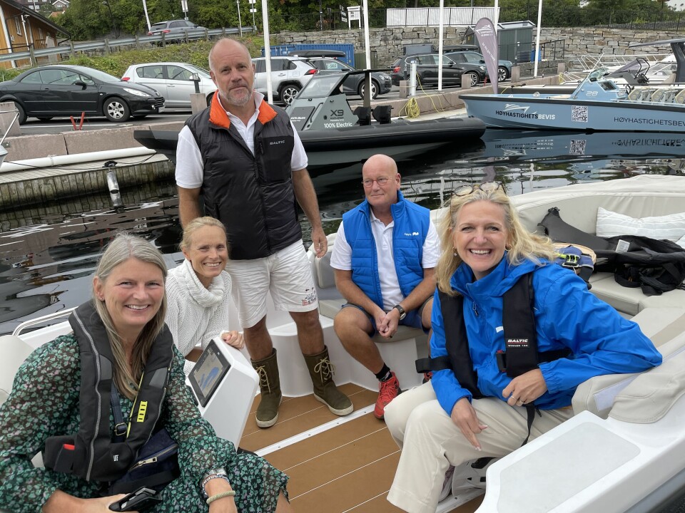 Ordfører Lene Conradi (tv) testet elsnekka Strana i Vollen i Asker sammen med Cecilie Lindgren (th) og andre båtinteresserte da helgens båtutstilling dro i gang.