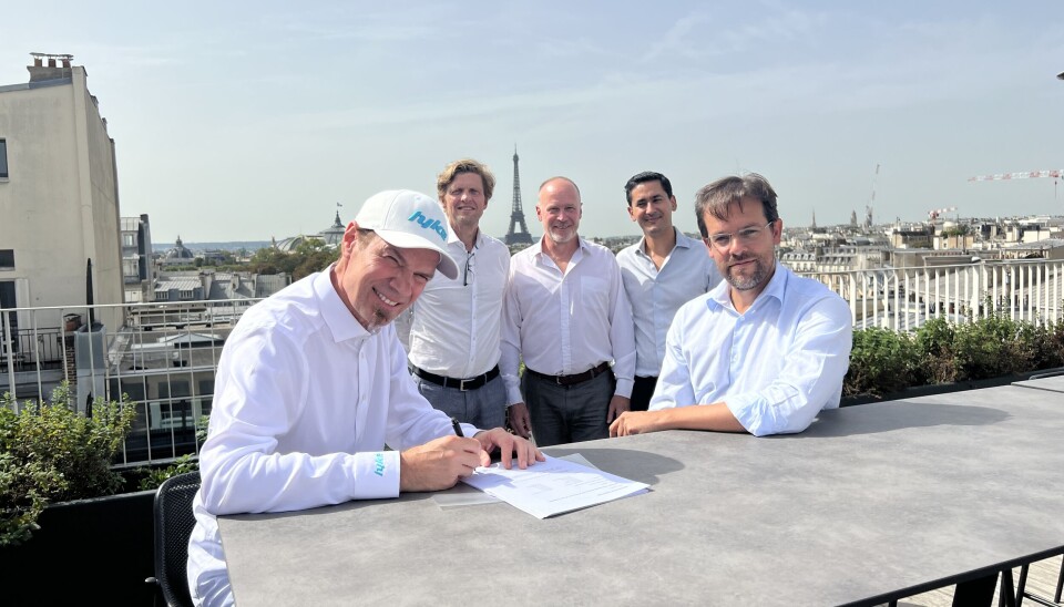 SIGNERING: Bård Eker (styrelder og gründer i 'Hyke'), Øivind Magnussen (CFO Hyke), Kevin Sara (Partner Rive), Raphael Naim (Investeringsdirektør Rive) og Camille Brunel (Managing Partner Rive) signerer en solid investeringsavtale i Paris. Foto: Hyke.