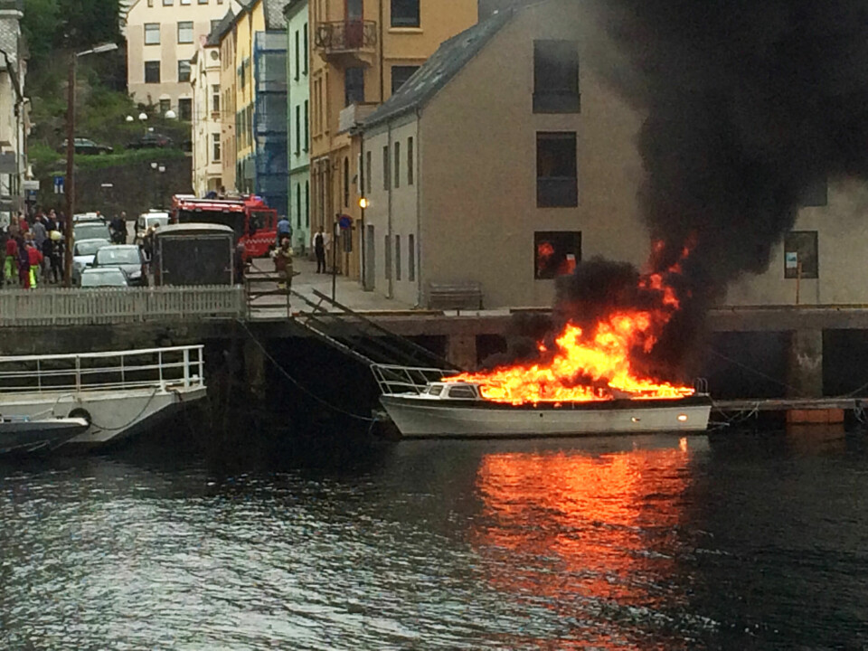BÅTBRANN: Det er nesten 300  båtbranner i Norge hvert år viser tall fra Finans Norge. (FOTO: ATLE KNUTSEN).