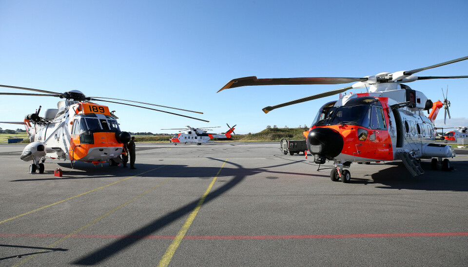 GAMMELT MØTER NYTT: SAR Queen (til høyre og i bakgrunnen) erstatter de etterhvert legendariske Sea King-helikoptrene (til venstre) i norsk redningstjeneste.