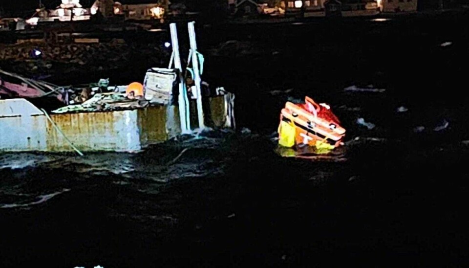 SANK: En elleve meter lang båt gikk ned ved kai i Kragerø fredag. Bare livflåten fløt.