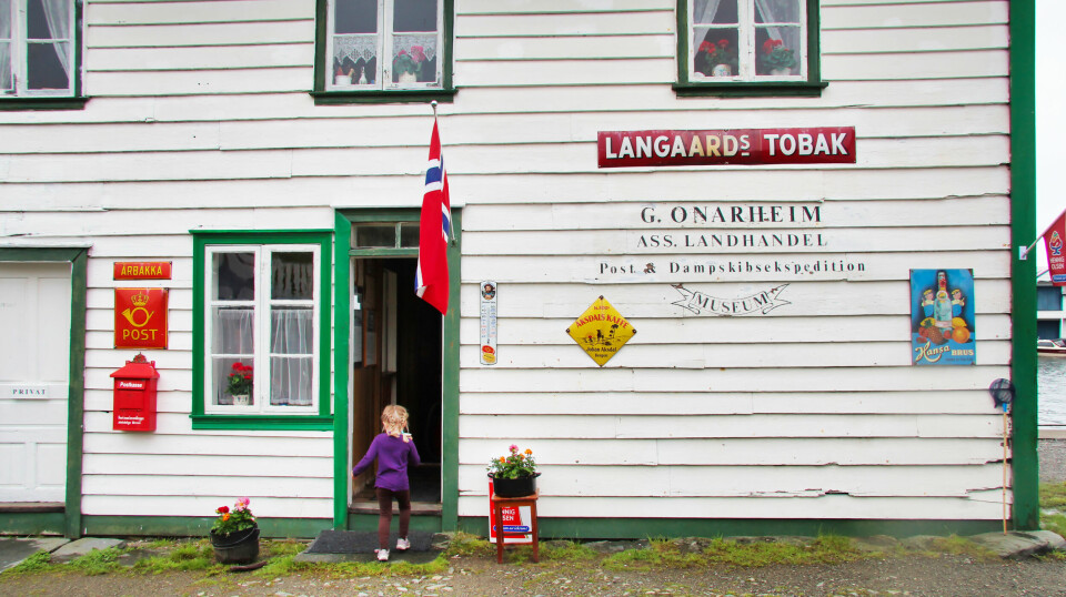 LANDHANDEL: På vei inn i landhandelen på Årbakka, hvor det selges kaffe, vafler og is om sommeren.