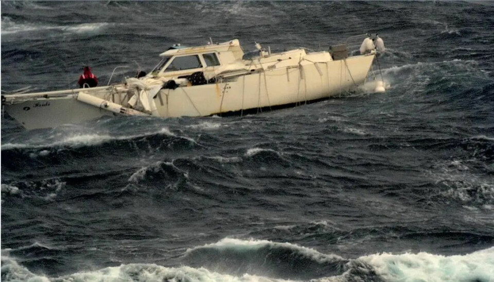 STERKT SKADET: Norsk seiler reddet av det britiske luftforsvaret i Atlanterhavet. Båten ble sterkt skadet under kraftig storm.