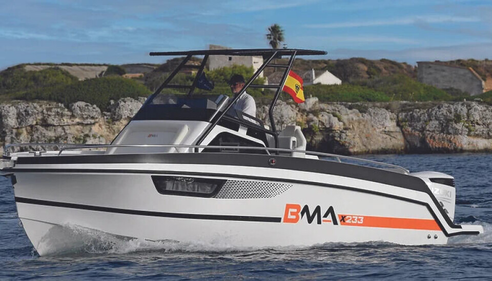 BMX: Lengde: 7,65 m ● Bredde: 2,54 m ● Vekt (uten motor): 1600 kg ● Motor: Min 100 CV..... BMX