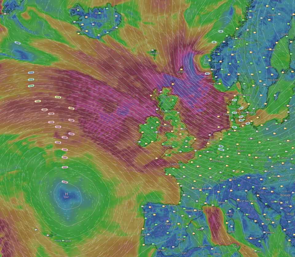 TRYKKGRADIENT: Azores-høytrykket har vært svært kraftig i det siste, med observert trykk opp mot 1053hPa. I tilegg befinner det seg langt nord. Samtidig er lavtrykket kraftig, med 960 hPa. Det skaper en voldsom trykkgradient, og dermed usedvanlig mye vind. Skjermbilde er tatt ved publiseringstidspunkt.