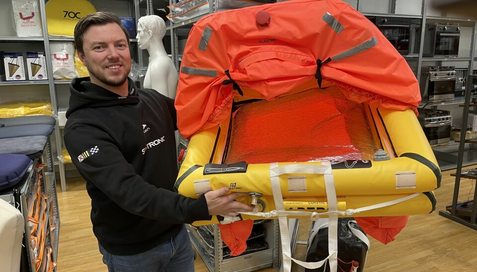 EN GOD INVESTERING: Stian Kristiansen hos Seatronic anbefaler alle som har båt til å investere i en redningsflåte.