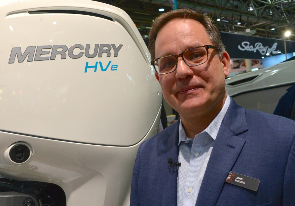 Toppsjef for Mercury Marine, John Buelow poserer gjerne med prototypen HVe. Men vi må vente en stund på å få vite detaljer om Mercurys satsing på store høyspenningsmaskiner.