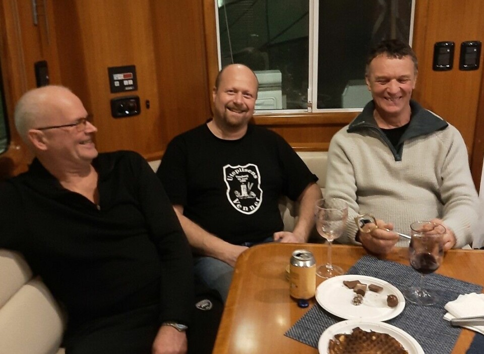 VENTETID: Mannskapet, Kjetil Johansen (t.v.), Tomas Bakke og Rune A. Johansen, slapper av i Tanganger etter en utfordrende tur langs kysten. Foto: Privat.
