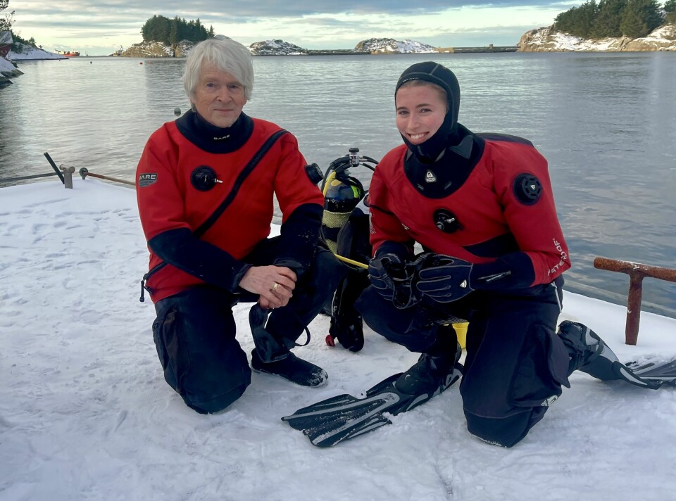INNSATS: Prosjektleder Lars Einar Hollund og konferanseansvarlig Alexandra L. Norlander i Clean Ocean bidrar også aktivt i ryddingen.