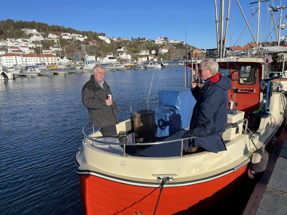 TO GODE VENNER: Rune Hegnar og Henning Christensen møtes ofte ombord i sjarken 'Marie' i Risør Havn til en hyggelig prat.