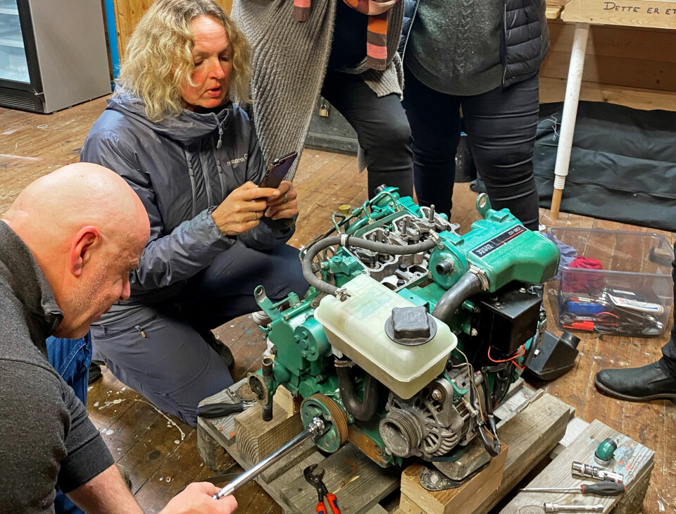 MOTORSJEKK: Det er på tide å sjekke motoren fra alle kanter, lære seg hvordan den fungerer og hva som kan gå galt. F.V.: Per Børstad, Tove Lill Fossnes, Anette Krohn Henriksen og Lin Mathisen. (FOTO: LILL-TORUNN KILDE)