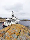 ØSTFOLD: Hun stikker 2.20 meter ned i sjøen og veier 40 tonn, men likevel er hun smidig for turer i Østfolds flotte skjærgård, men kanskje litt skeptisk til brohøyder, med sine 9.40 meter over havet.