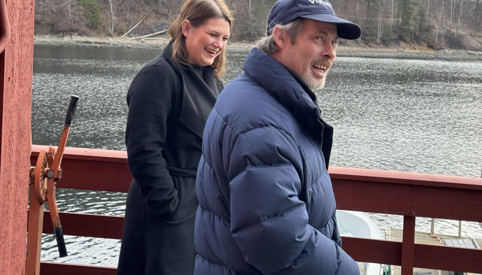 FIKK TRØST: Fiskeriminister Cecilie Myrseth kom for å trøste Oslos siste rekefisker etter forliset med fiskebåten 'Vikingen'.