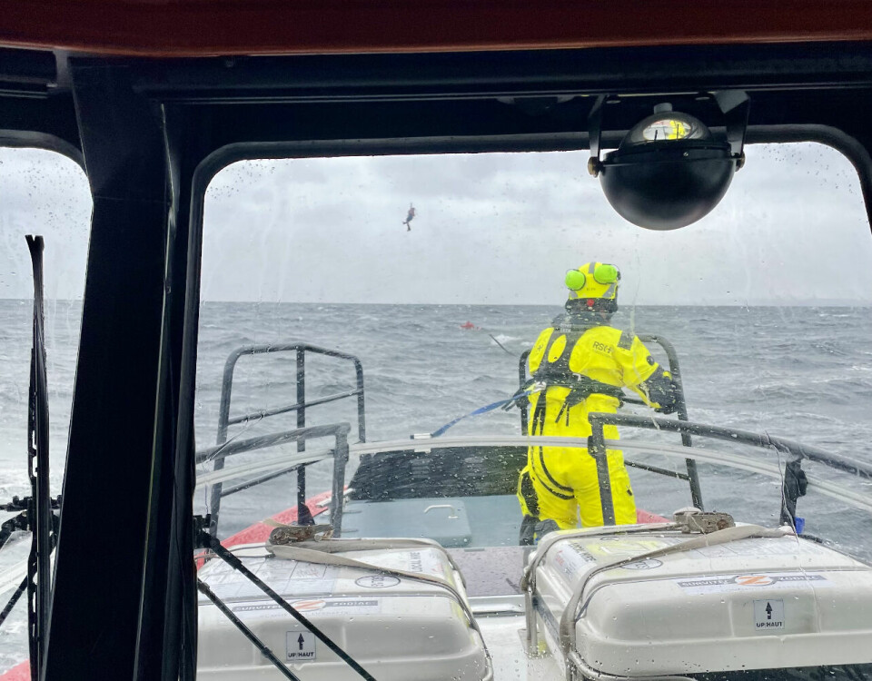 I LUFTEN: To kajakkpadlere. ble heist opp av redningshelikopteret etter å ha drevet flere mil til havs i høye bølger utenfor Nevlunghavn.