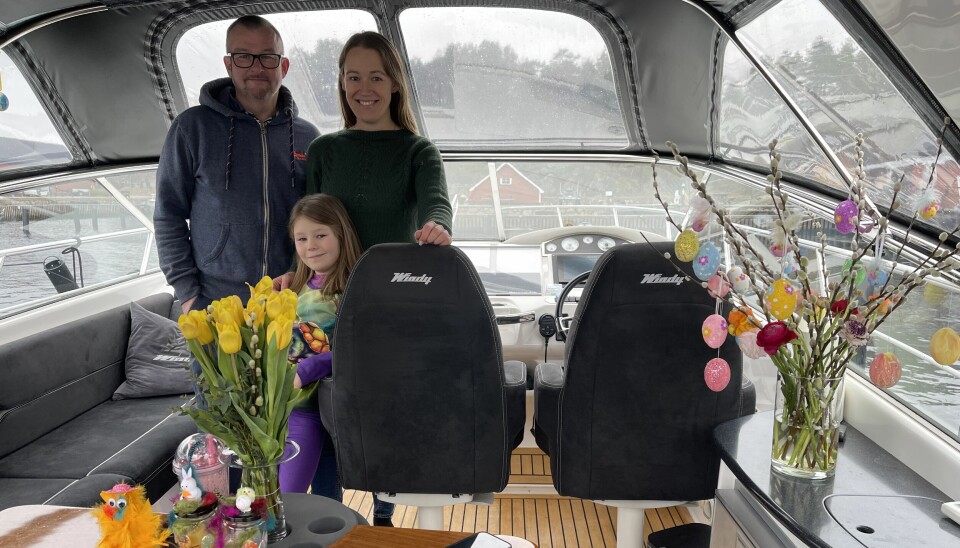 PÅSKE I HAVNA: Maja, mamma Janne og pappa Kjetil Rygh feirer påsken ombord i Windyen 'Fri' i Oscarsborg havn.