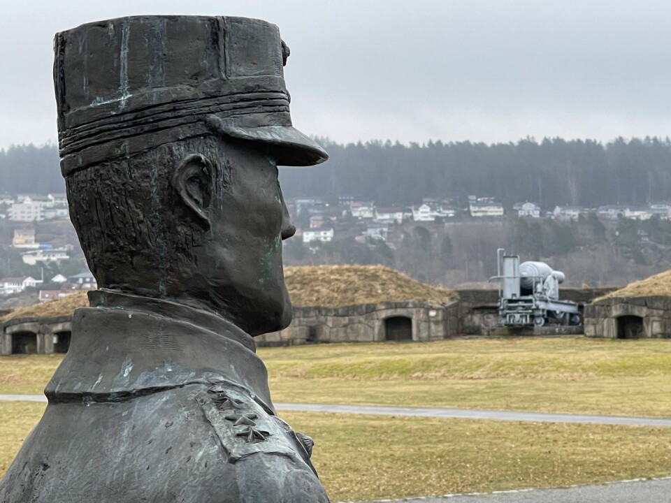 HEDRET: Oberst Eriksen fikk endelig sin statue på Oscarsborg for sin heltemodige innsats da Norge ble angrepet, men rett etter krigen ble han stilt for retten for å ha handlet uten ordre!