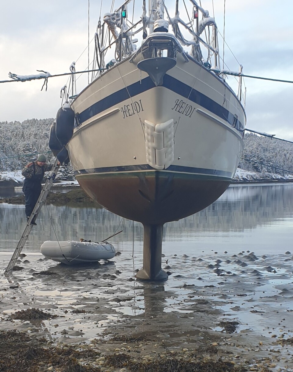 Seilbåten ble behandlet med Coppercoat i 2010. Vedlikeholdet av skroget gjøres veldig enkelt. Her utnytter båteier Finstad mulighet til rengjøring av skrog ved hjelp av 'gunstig' lavvann.