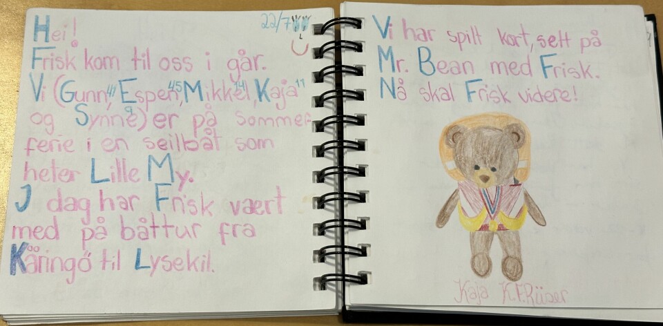GJESTEBOK: Med seg i sekken har frisk fargeblyanter og en notatbok hvor også barna kan komme med sine ord og tegninger.