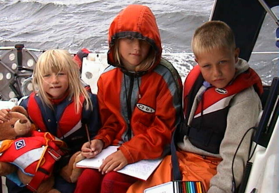 BESTIKK: Barna ombord dokumenterer reisen i loggboken som er å finne i skipssekken.