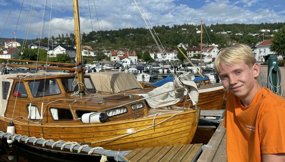 TURISTVERT Mikkel Moen sier trebåtbryggen blir godt mottatt blant turister og båtfoilk.