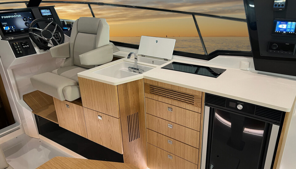 ELEGANT: Den mest elegante delen av båten er seksjonen langs styrbord side i salongen som byr på en velutstyrt førerplass, komfortabel stol og en imponerende bysseavdeling. Grandezza 30 CA har identisk planløsning.