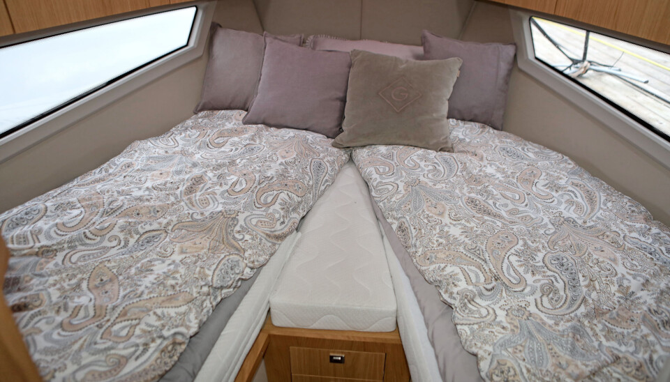 OVERNATTING: Lugaren forut byr på to køyer med full lengde, godt lysinnslipp fra skrogvinduene og rikelig med stuveplass. Ståhøyden er meget bra i denne delen av båten.