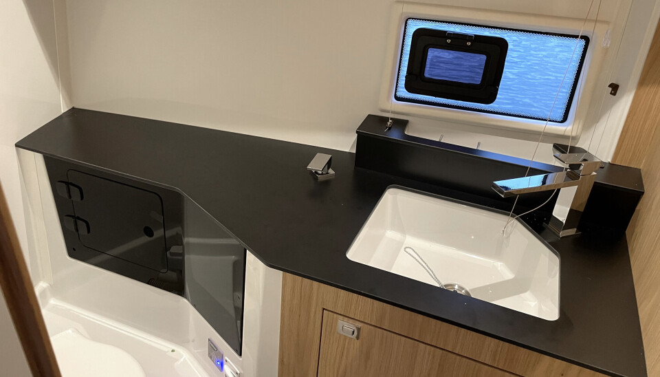 FINT TOALETT: God plass og ståhøyde også på det separate toalettrommet. Servantmodulen på cirka 150 centimeter høyde byr på servant, ferskvannsystem og fine stuerom. Elektrisk toalett er standard.