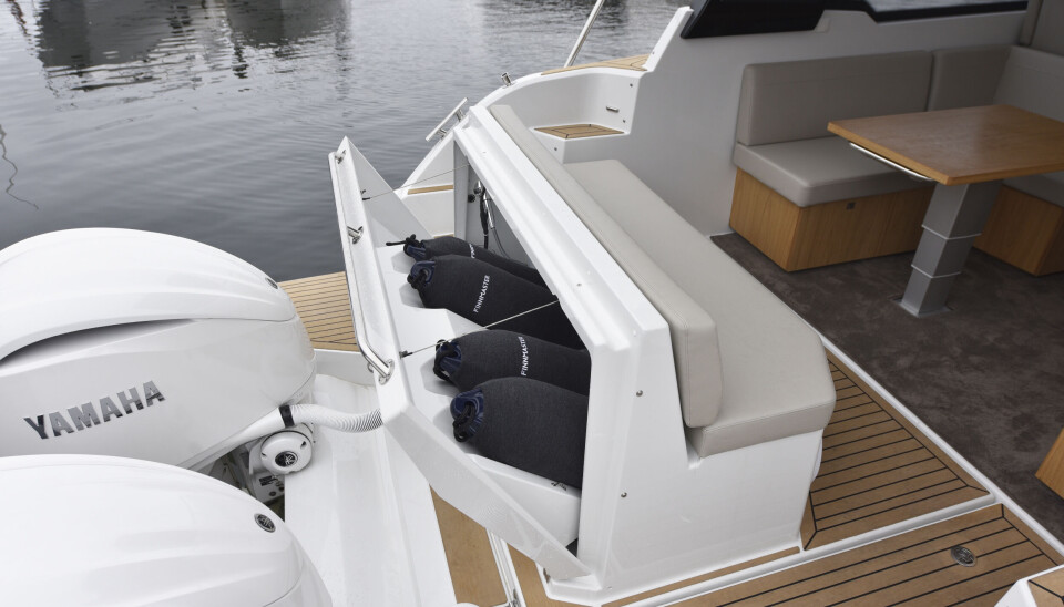 STORT STUVEROM: I ryggen på akterbenken har F11 et perfekt stuverom som med plass til alle fendere og annet løsøre. I denne delen har Grandezza 30 CA en helt annen utforming.